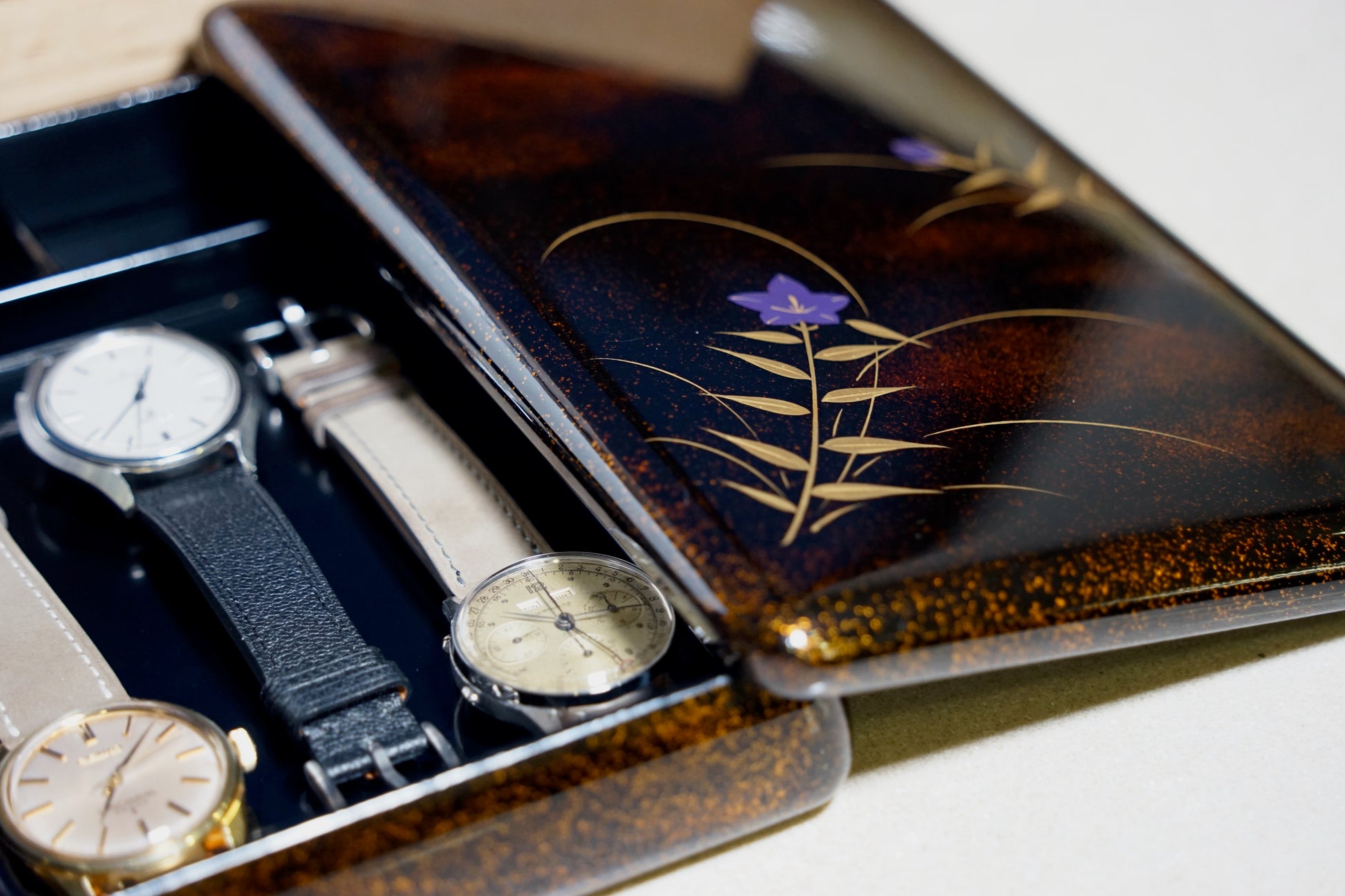 Set of watches in a japanese urushi decorative case with floral design